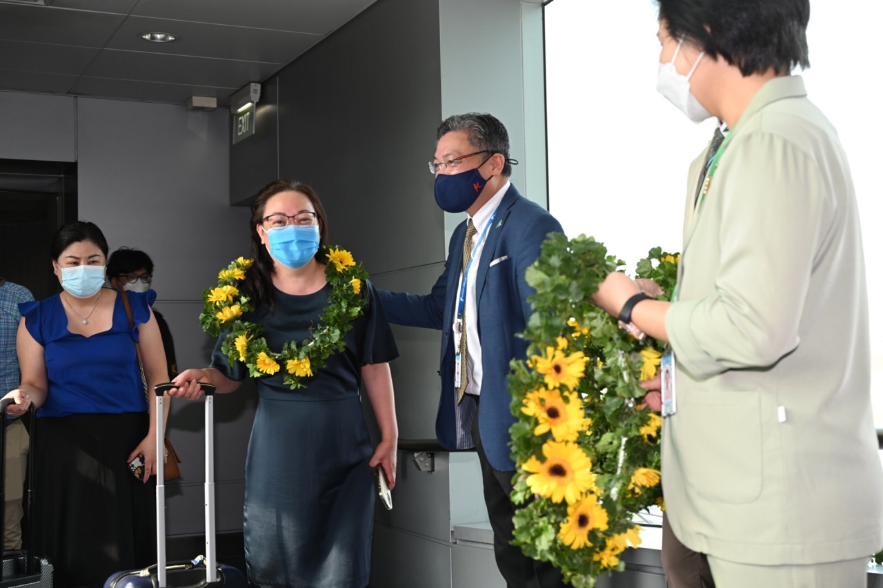 Các hành khách trên chuyến bay thẳng TP. Hồ Chí Minh – Melbourne đã được nhận hoa và những món quà ý nghĩa từ đại diện sân bay Melbourne và hãng hàng không Bamboo Airways